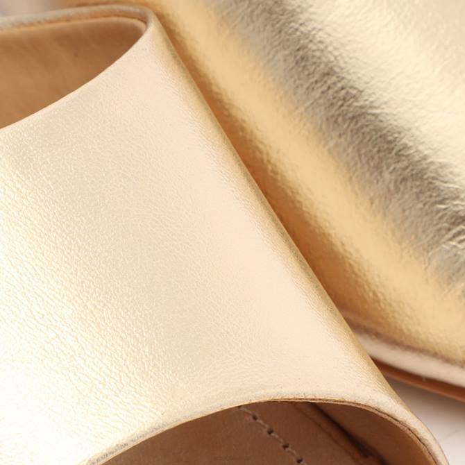 bei Schutz Sandale aus Metallic-Leder von Dethalia Platingold D60T317